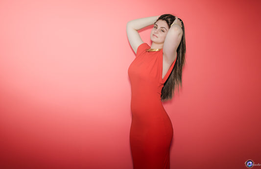 Robe rouge avec épaulettes